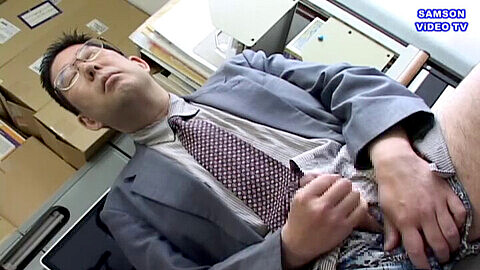 Hombre peludo en la oficina en calzoncillos masturbándose en el trabajo