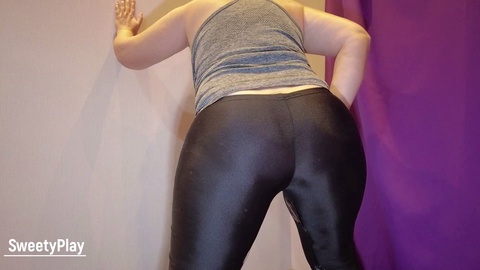 Soaking my leggings with hot piss - Fat ass MILF satisfies her desperation wetting fetish