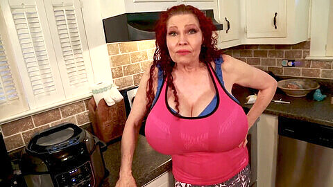 Caliente madre con enormes tetas Teddi Barrett en la cocina
