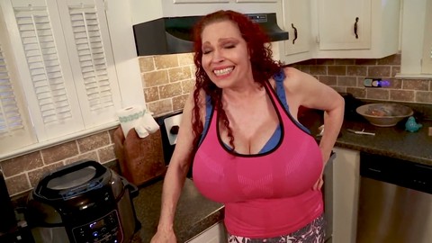 Milf chaude aux gros seins Teddi Barrett dans la cuisine