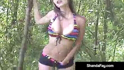 ¡La fogosa ama de casa ShandaFay folla con su marido en el bosque y en el Lago Osoyoos!