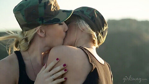 Soldiers, russische lesben spritzen ab, militär lesbian domination