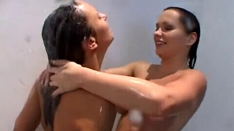 En el baño, las deslumbrantes chicas Courtney y Katja se lavan el cabello y toman una ducha con juegos fetichistas