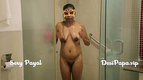 Joven mujer india desi Payal disfruta de una ducha caliente