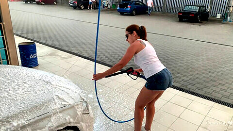 La mia ragazza lava la mia macchina con la schiuma e mi fa un eccitante pompino in un parcheggio pubblico!