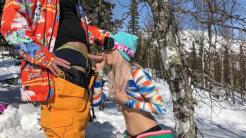 Orgie publique en POV avec un jeune couple inexpérimenté dans une forêt au ski