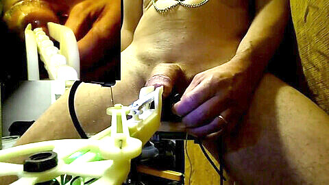 Coppia gay scatenata Paul e Annie usano una macchina elettrizzante per il loro piacere con un cazzo pulsante