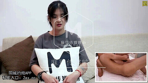 Une jeune fille chinoise regardant son porno en coulisses