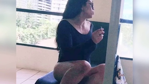 Hübsche asiatische Transfrau streichelt ihren großen harten Schwanz auf dem Motelbalkon