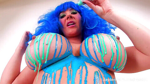 Jayden Jaymes taquine en peinture bleue sur son corps en latex, exhibant ses seins et ses fesses rebondies