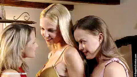 Trois blondes incendiaires, Zoe McDonald, Aneta et Mya, s'adonnent à une action torride en trio chez Sapphic Erotica !