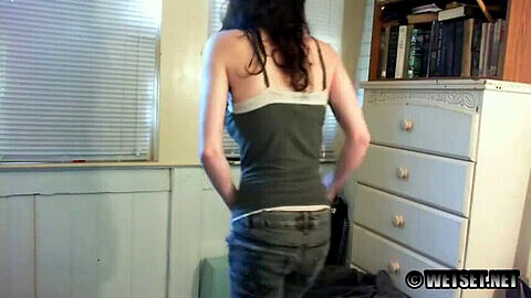 Nikki in preda alla disperazione indossa i jeans bagnati di pipì