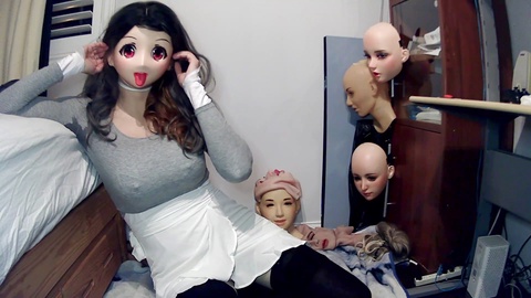 Aventuras de la Máscara de Emily Pt.1: Kigurumi Celli se une a la diversión mientras Emily se entrega a su fetiche de máscara