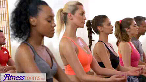 Una sessione di yoga infuocata presso FitnessRooms si conclude con una sborrata intensa