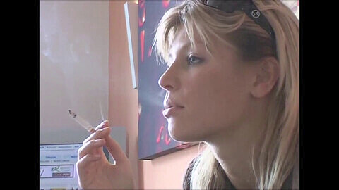 Katka et son fétiche pour la cigarette