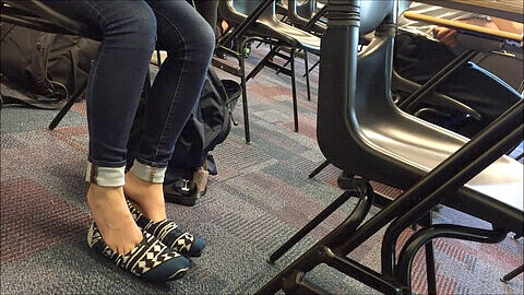 Candid spread toes, candid feet in class, college feet