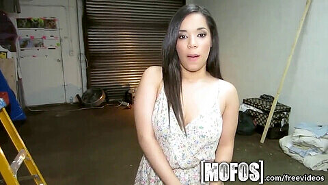 ¡La hermosa latina Brianna Bella hace un vídeo sexual para Mofos Network!