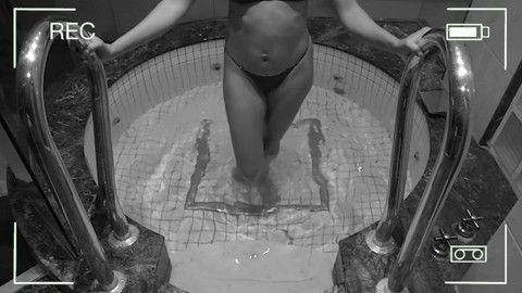 La caméra de sécurité surprend une épouse infidèle en train de profiter d'une séance de bain à remous dans un hôtel