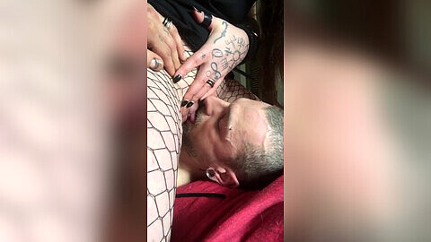 Joven tatuada domina con asfixia de culo en un juego de roles gótico