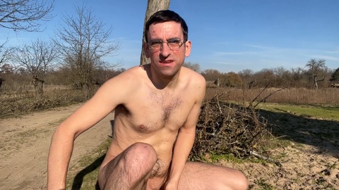 Die warme Frühlingssonne des Jahres 2023 genießen - nackt in der Öffentlichkeit masturbieren (gerade noch dem erwischt werden entkommen)