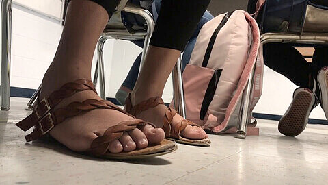 Images furtives de pieds sexy en salle de classe