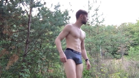Apuesto alemán se masturba completamente desnudo en un bosque público, mostrando sus grandes músculos y alcanzando un orgasmo satisfactorio