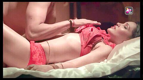 Bambola indiana con un grande culo in lingerie rossa in scene hot
