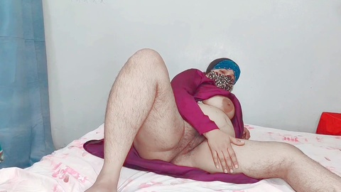 Fille arabe aux énormes seins se masturbe avec les doigts tout en portant le hijab