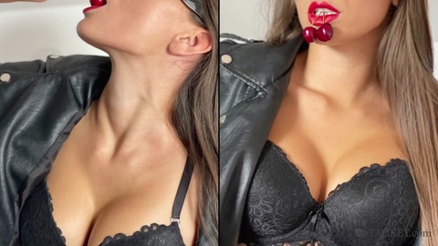 Travesura traviesa detrás del escenario con la modelo de fitness Yoya Grey durante su sesión de fotos en lencería en Instagram - Ella hace una garganta profunda desordenada con delineador de labios rojo.