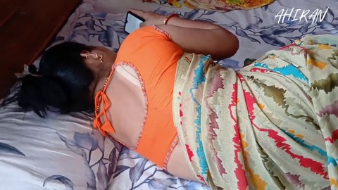 La esposa sexy Aahan Ahiran cambia de atuendo y muestra su enorme trasero mientras se pone juguetona.