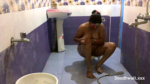 Große Brust indische Bhabhi in der Dusche gefilmt