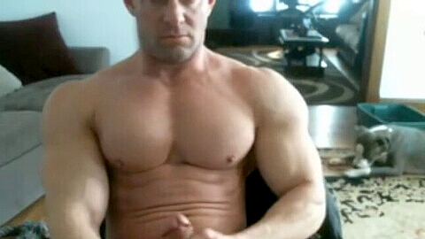 Il bodybuilder muscoloso fa flessioni sul culo e spara grandi carichi per il pubblico webcam gay!