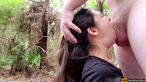 Pecorina pubblica con bellezza brasiliana: deepthroat 4K, sborrata cremosa che cola nella foresta