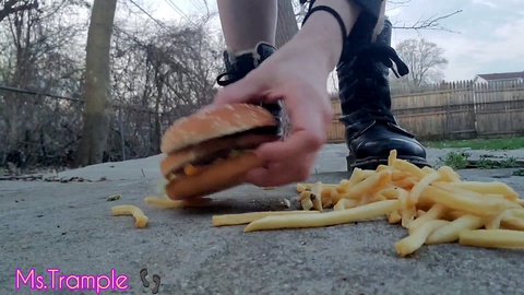 Spettacolo di calpestamento McDonald's: Big Mac & Patatine schiacciate sotto i piedi nudi in uno show di feticismo dei piedi con unghie rosa seducenti