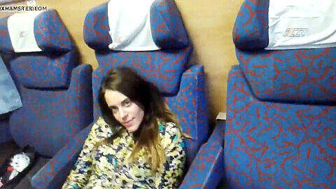 Couple ayant des rapports sexuels torrides dans un compartiment de train vide avec Savannah Haske