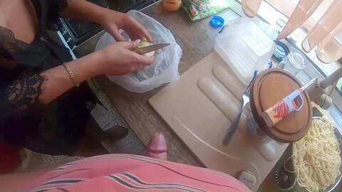 La hermosa recién soltera Milfycalla quiere irse a casa contigo para divertirse.