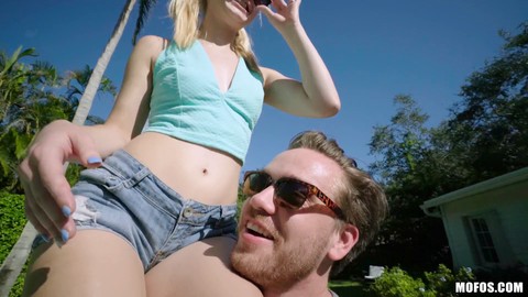 Mofos - La petite blonde excitée Anastasia Knight a envie d'une grosse bite, et Kyle Mason est prêt à satisfaire ses désirs.