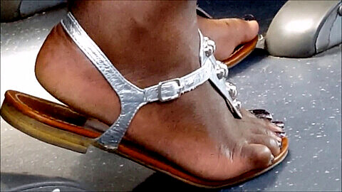Loan Laure exhibe ses magnifiques semelles noires dans des sandales pour une séance de pieds candide