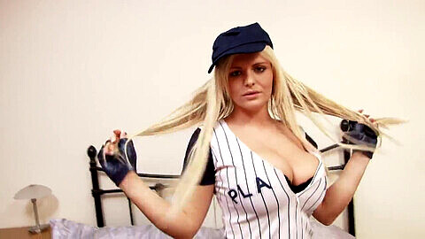 La sexy jugadora de béisbol rubia muestra sus hermosos senos frente a la cámara.