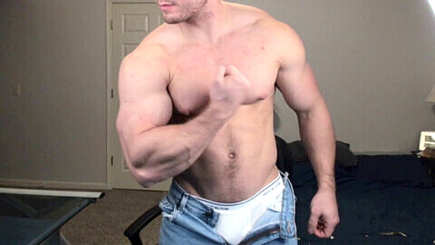 hotmuscles6t9 arranca su camiseta para mostrar su físico musculoso y su gran paquete