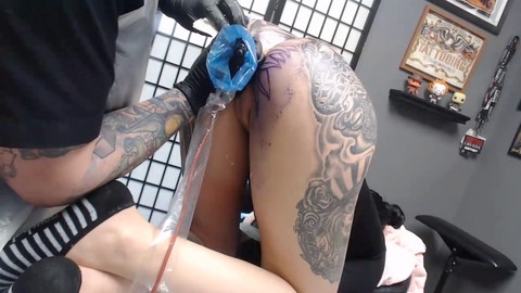 Getting tattooed, getting tattooed pierced, öffentlichkeit draußen zeigen