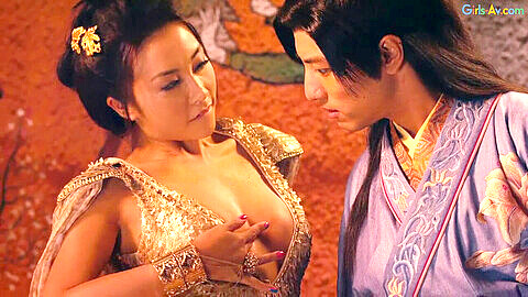 Asiatische Geisha befriedigt ihren Meister mit rohem Sex