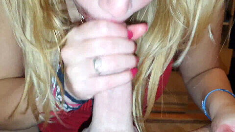 Jeune blonde de 18 ans donne une fellation avec rouge à lèvres rouge et ongles roses - Éjaculation buccale