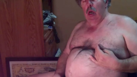 Papa mature se fait plaisir devant sa webcam