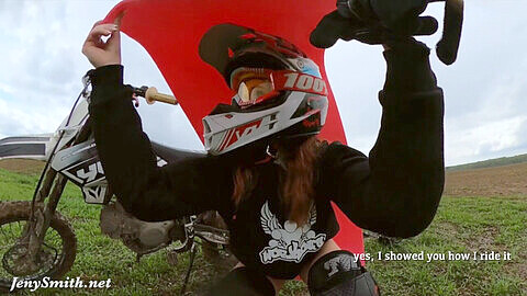 La fille sportive Jeny Smith chevauche une moto tout terrain nue en public