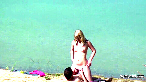 Couple allemand surpris en train de baiser sur la plage de Hambourg par une caméra cachée