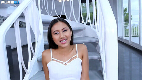Hervorragender POV-Blowjob von der zierlichen asiatischen Schönheit May Thai mit herrlichen kleinen Titten