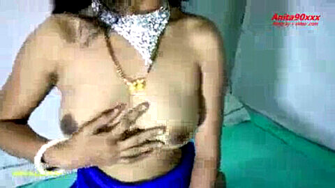 Bella bhabi indiana in un saree blu viene scopata nella figa pelosa in un video fatto in casa