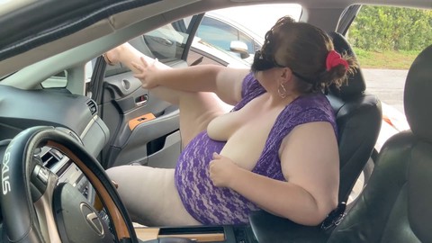 Vollbusige, verführerische Blonde Milf tanzt mit ihrem prächtigen Hintern schmutzig und spielt öffentlich mit ihren Titten außerhalb des Autos (Deepthroat Blowjob im Auto) POV, Sperma.