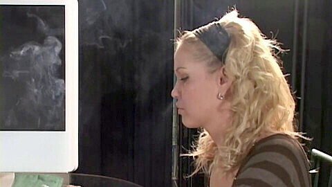 Video feticismo del fumo con protagonist Kelly che inala seducente sigarette (Edizione speciale)